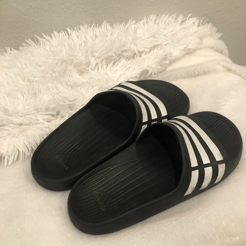 Adidas Slides fit like a youth size 5 - Picture 5 of 6